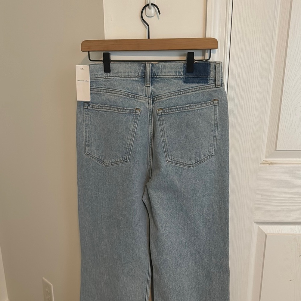 A&F The 90’s Relaxed Jean High Rise - Picture 5 of 6